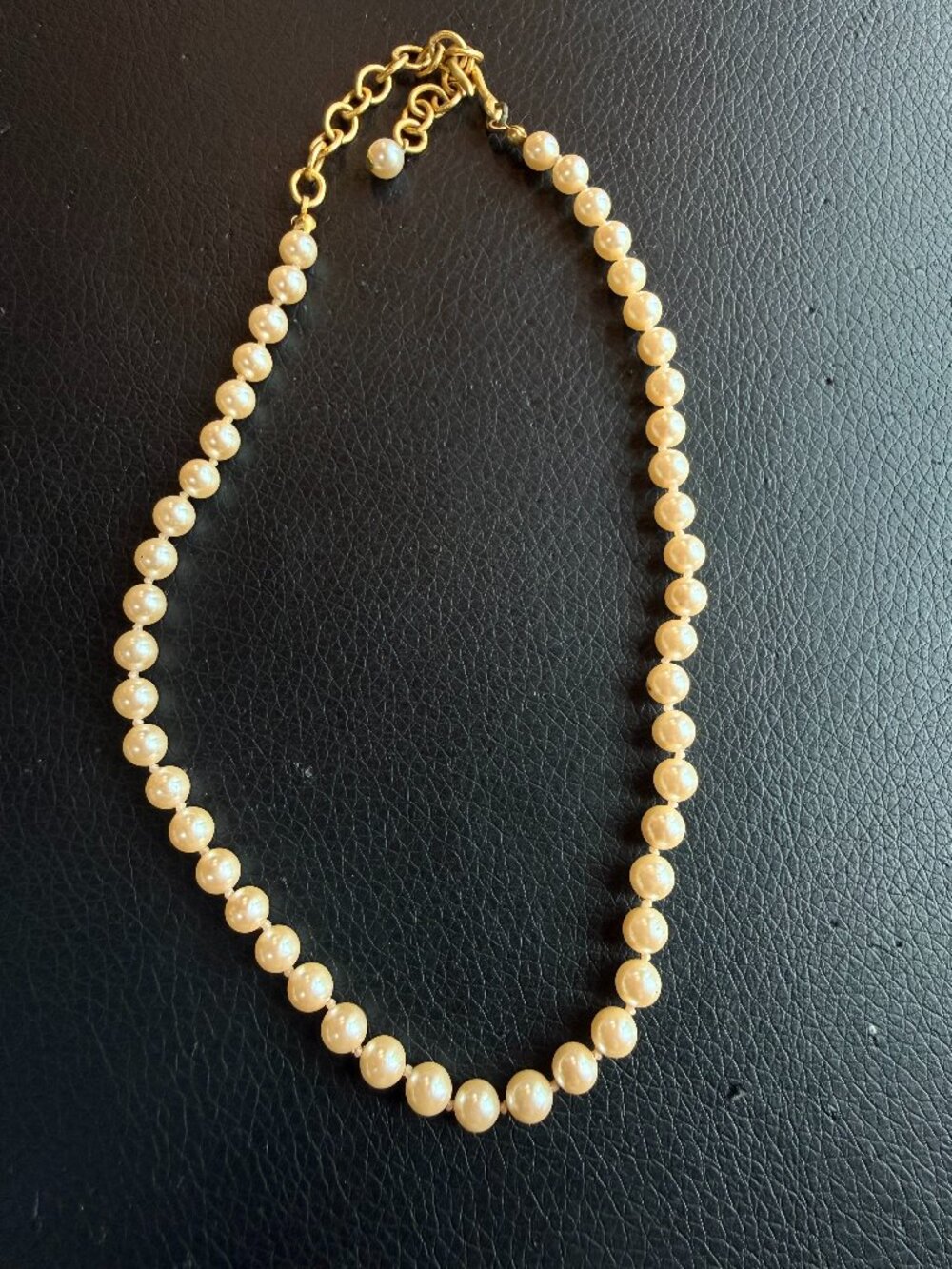 Adjustable pearl necklace - costume
